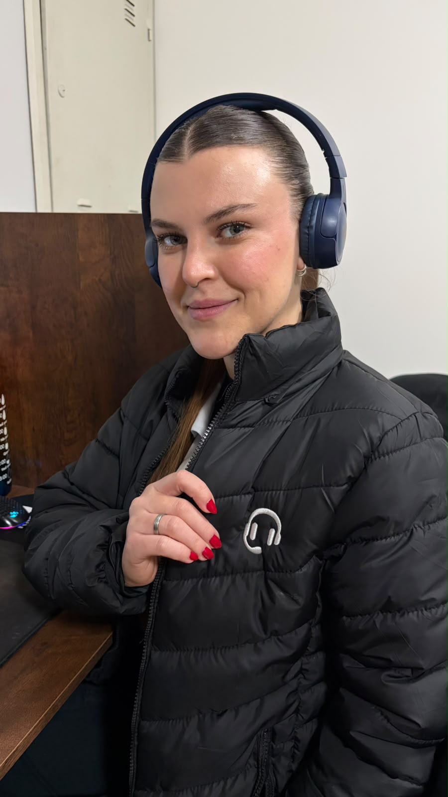 Operadora Callify sorrindo com headset